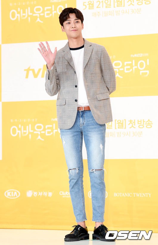 Phải đuổi diễn viên vì quấy rối tình dục, phim của Tiên nữ cử tạ Lee Sung Kyung vẫn họp báo ra mắt đúng tiến độ